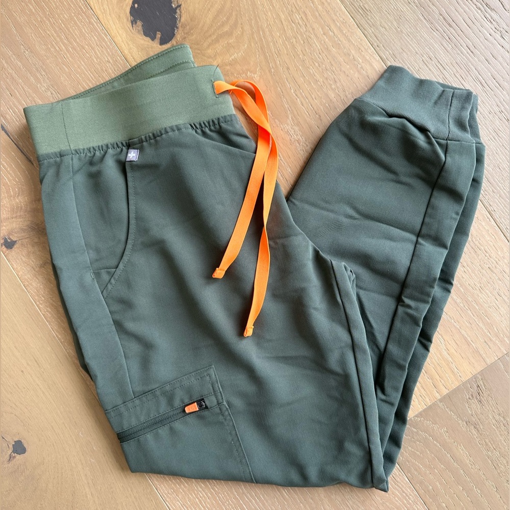 FIGS Zamora Petite Joggers Scrub Pants Small (Moss)